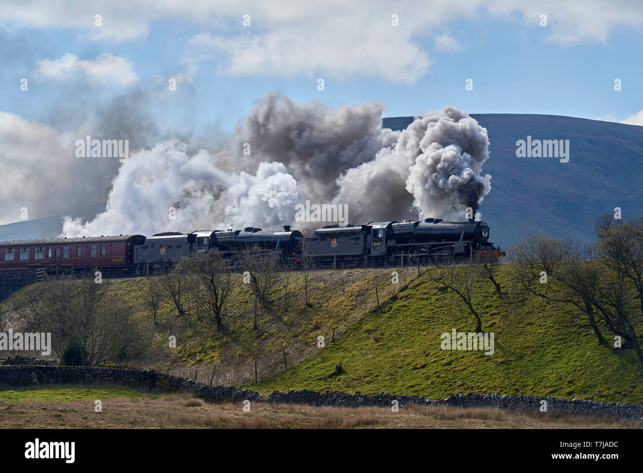 Tren de vapor en el arreglar & Carlisle Railway, Ribblehead, North Yorkshire, en el norte de Inglaterra, Reino Unido. Foto de stock