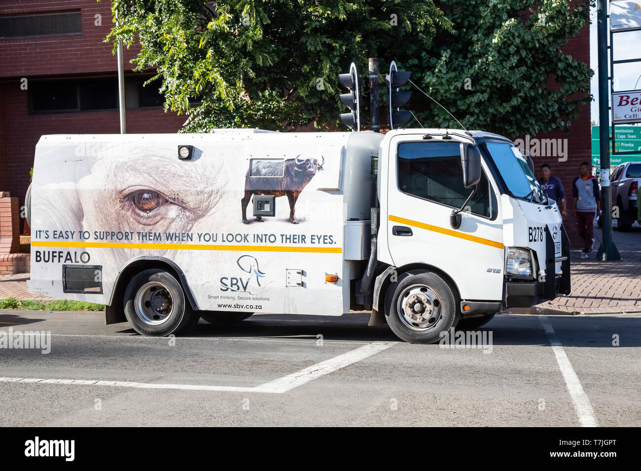 Ciudad del Cabo, Sudáfrica, el 10 de abril -2019: Efectivo en tránsito van en el centro de la ciudad. Foto de stock