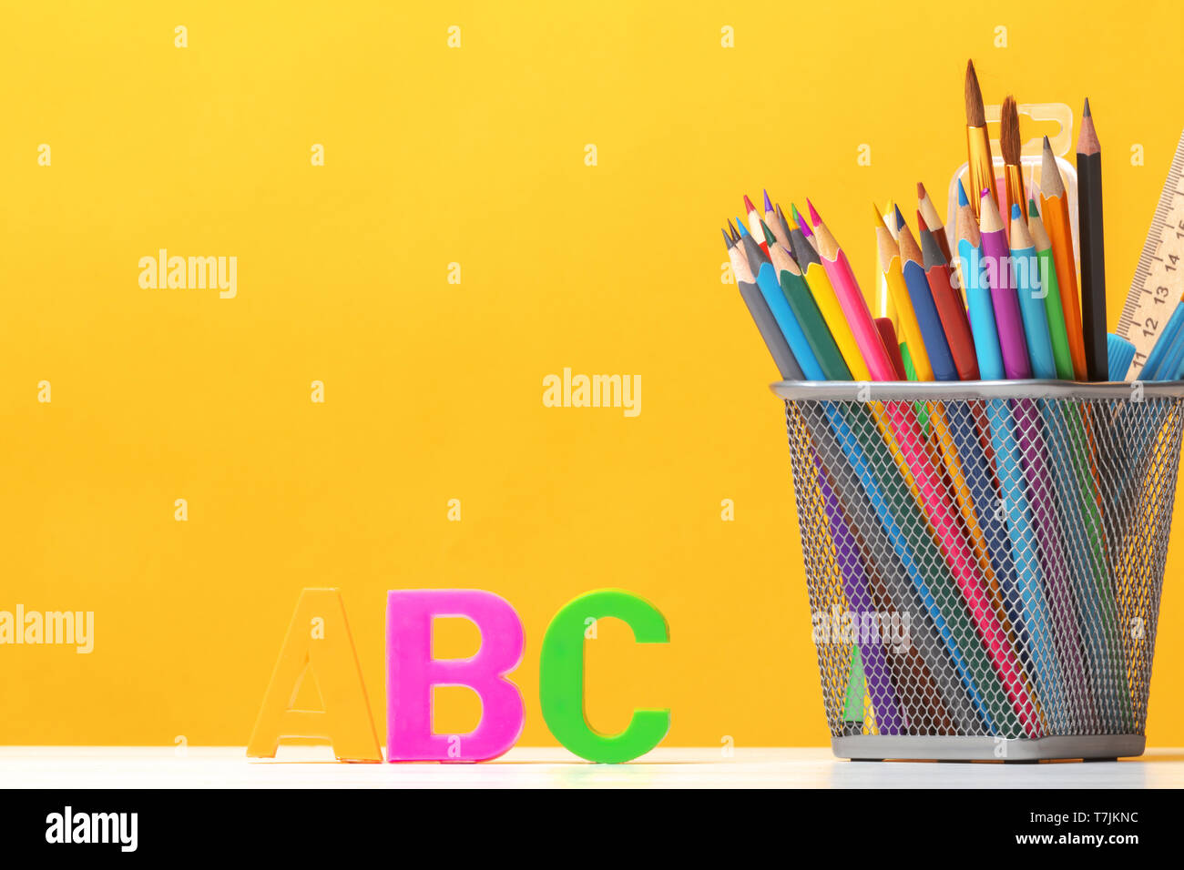 Conjunto de artículos de papelería. Lápices, pinceles, pinturas, letras del alfabeto A, B, C, en el fondo de la pared amarilla. El concepto de educación. Volver s Fotografía de stock - Alamy Conjunto de artículos de papelería. Lápices, pinceles, pinturas, letras del alfabeto A, B, C, en el fondo de la pared amarilla. El concepto de educación. Volver s Fotografía de stock - Alamy