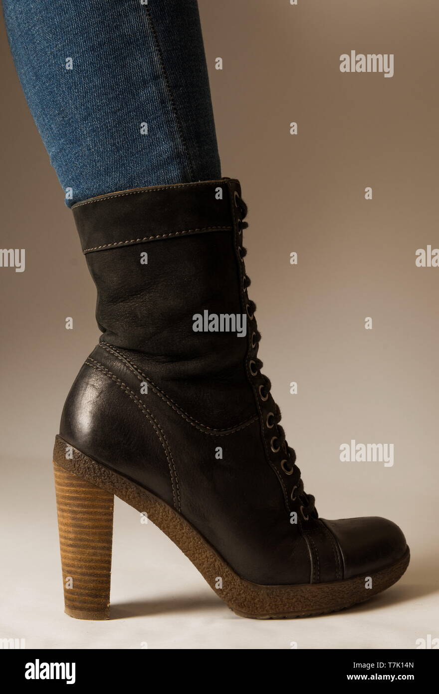 Los pantalones vaqueros y las botas de mujer Fotografía de Los pantalones vaqueros y las botas de mujer Fotografía de