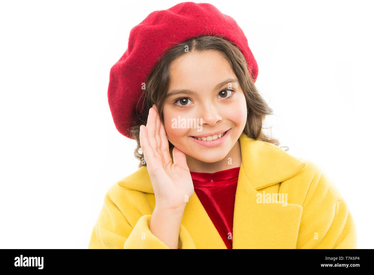 Belleza y Moda primavera. Pequeña niña parisina con cara feliz. Día de la  infancia. Francia otoño estilo. pequeña niña en francés beret. felicidad  infantil. La belleza en Francia. Francia en su corazón