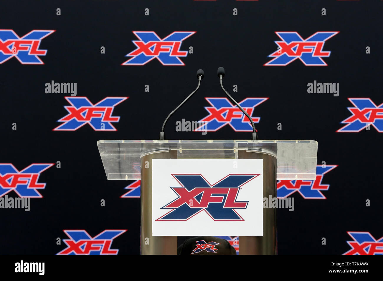 Configuración para la conferencia de prensa de nombres XFL Winston Moss Head Coach de Los Ángeles el 7 de mayo de 2019 (Foto por Jevone Moore) Foto de stock