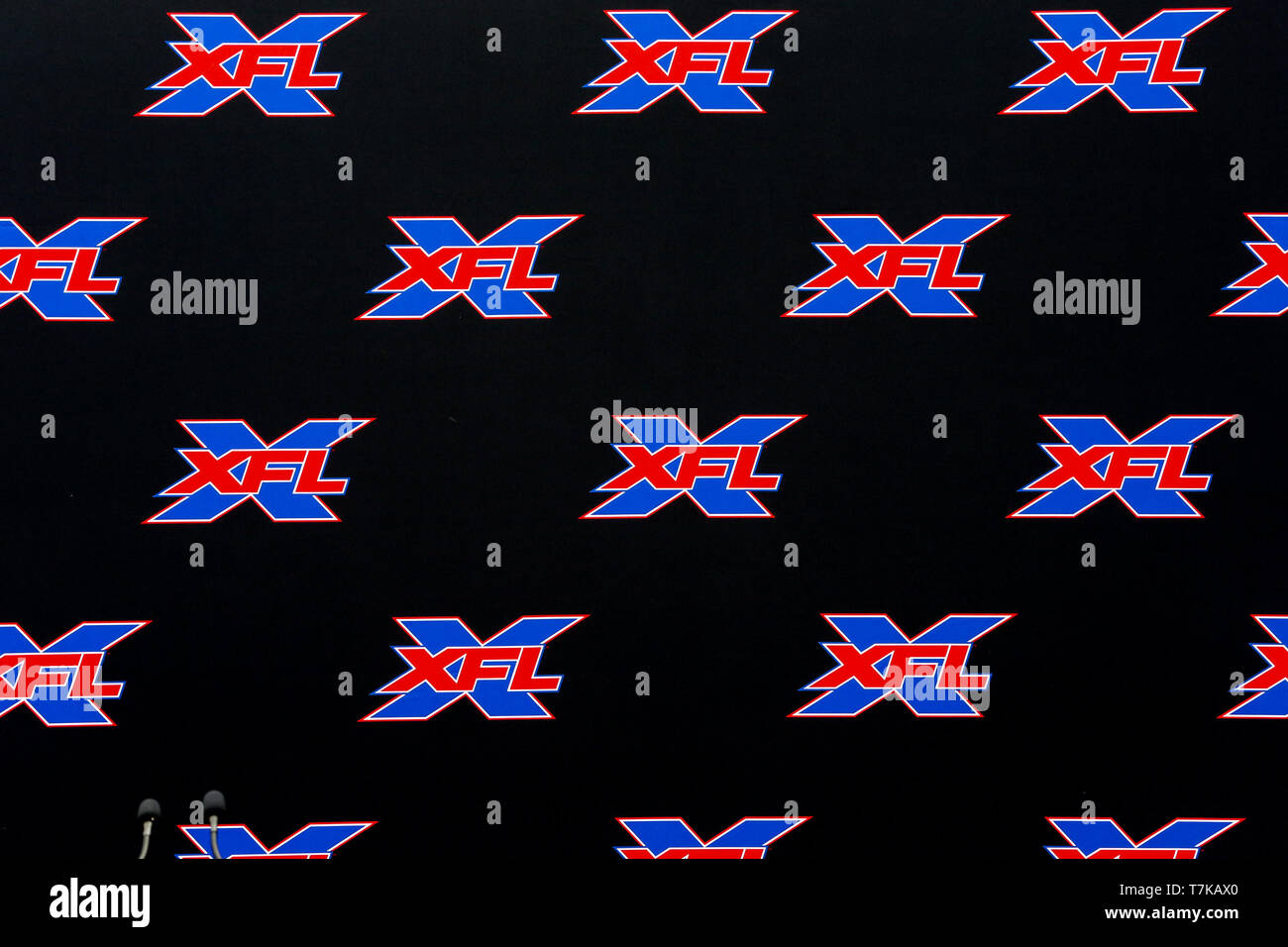 XFL de telón de fondo para la conferencia de prensa de nombres XFL Winston Moss Head Coach de Los Ángeles el 7 de mayo de 2019 (Foto por Jevone Moore) Foto de stock
