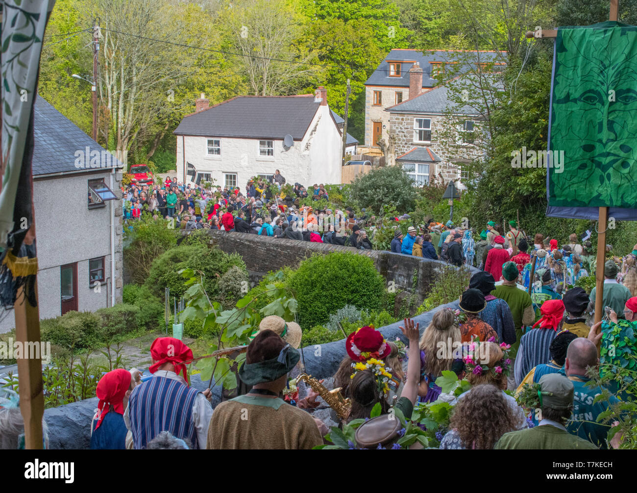 Helston, Cornualles, en el Reino Unido. 8 de mayo de 2019. Flora Helston día festival anual de primavera. Visto aquí los participantes del 'Hal-An-Tow". De Robin Hood y Little John, San Jorge y el Dragón, San Miguel y el Diablo a los españoles de Mousehole reinact, todas las batallas de 'buena derrotar el mal''drive el viejo y damos la bienvenida a la nueva". Simon crédito Maycock / Alamy Live News. Foto de stock