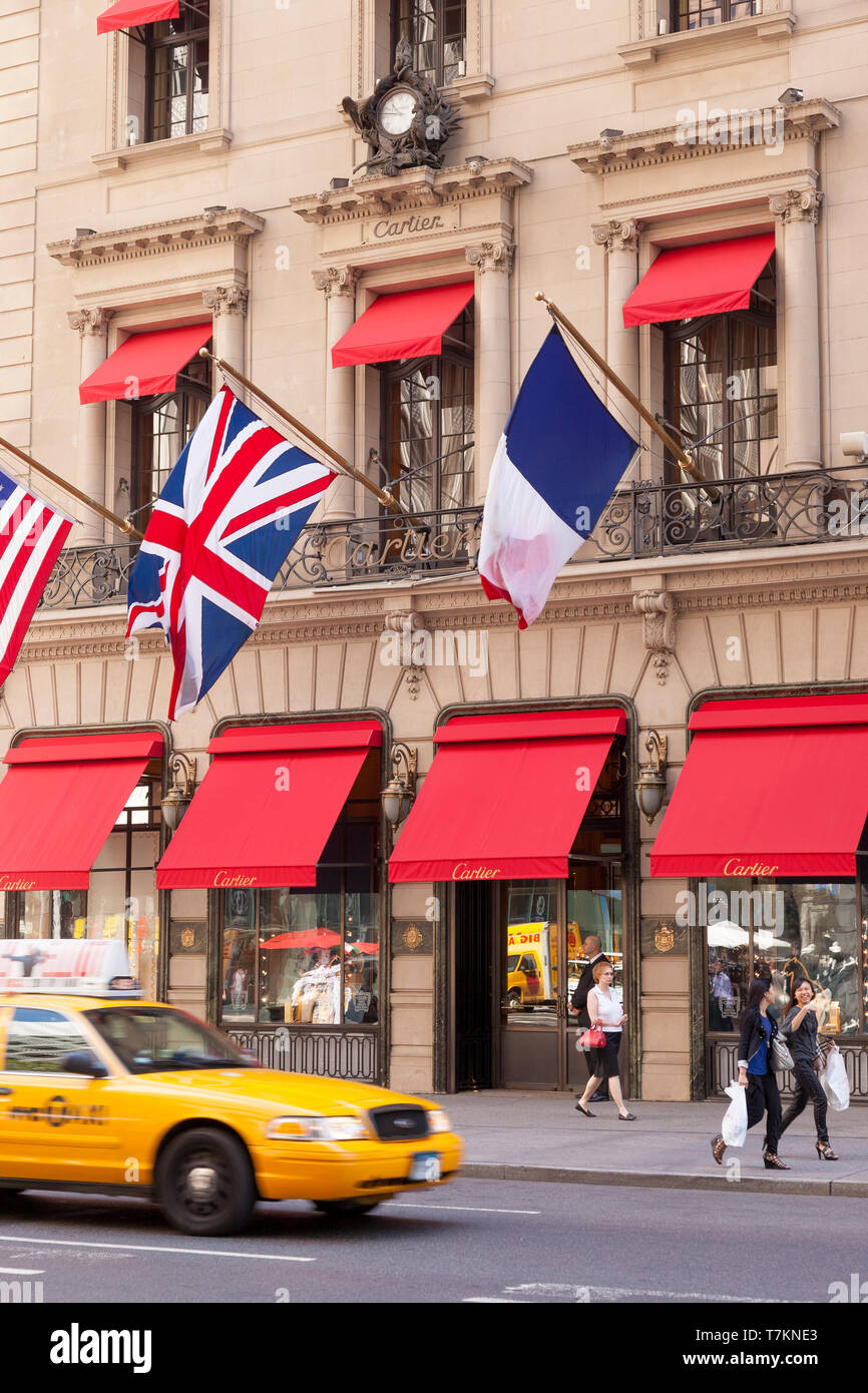 Los taxis por Cartier Boutique en la quinta avenida en Manhattan, Ciudad de Nueva York, EE.UU. Foto de stock