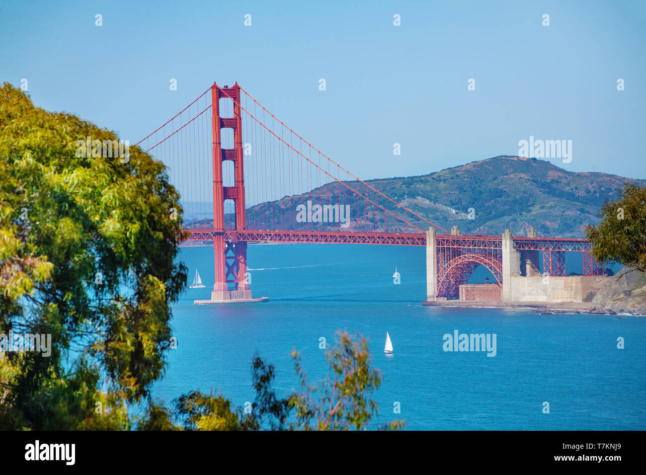 Hermoso paisaje de la bahía de San Francisco y el Golden Gate Bridge con el punto fuerte de la fortificación, EE.UU. Foto de stock