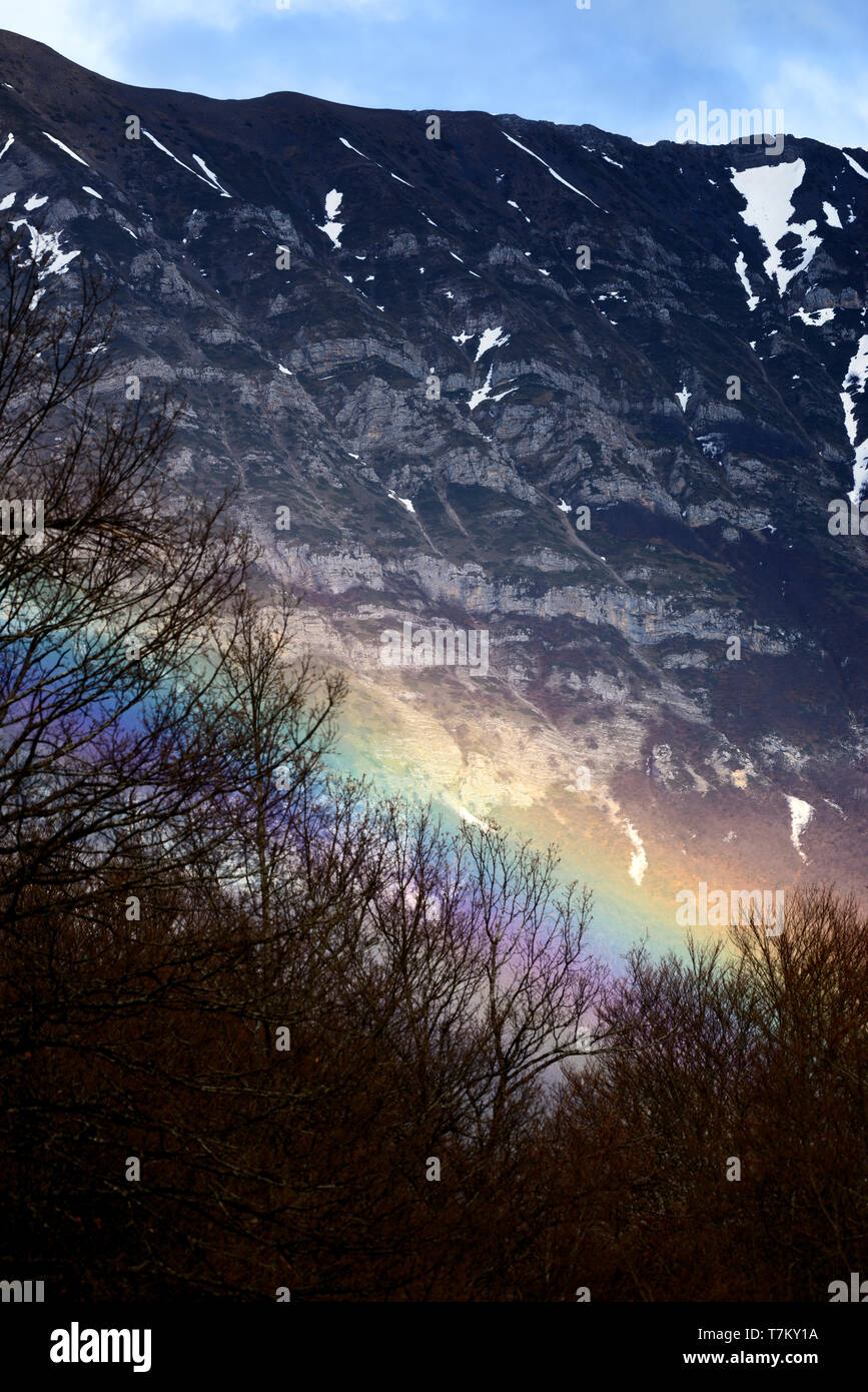 Rainbow con la montaña en el fondo Foto de stock
