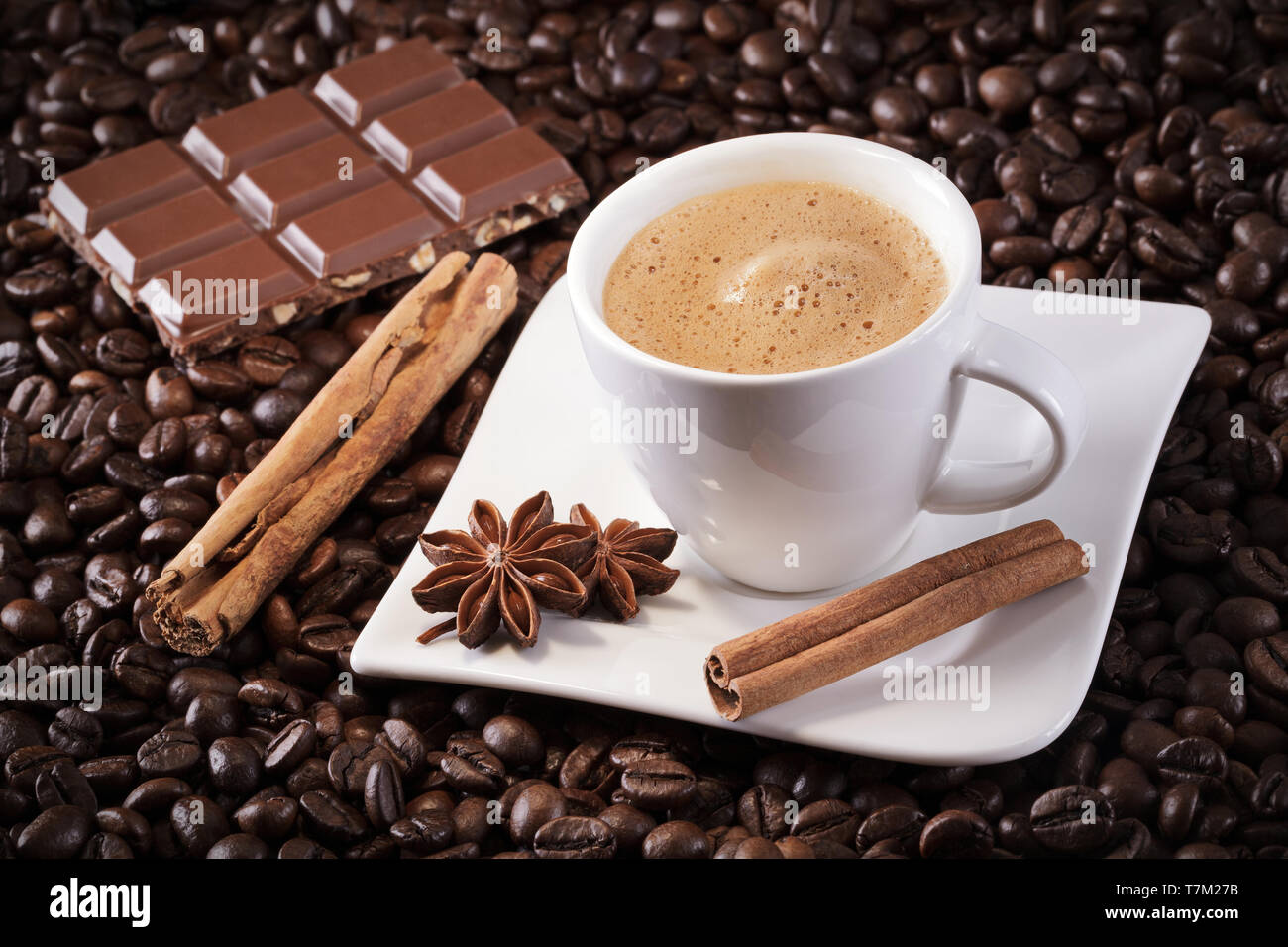 Taza de café con canela, café, chocolate y anís Foto de stock