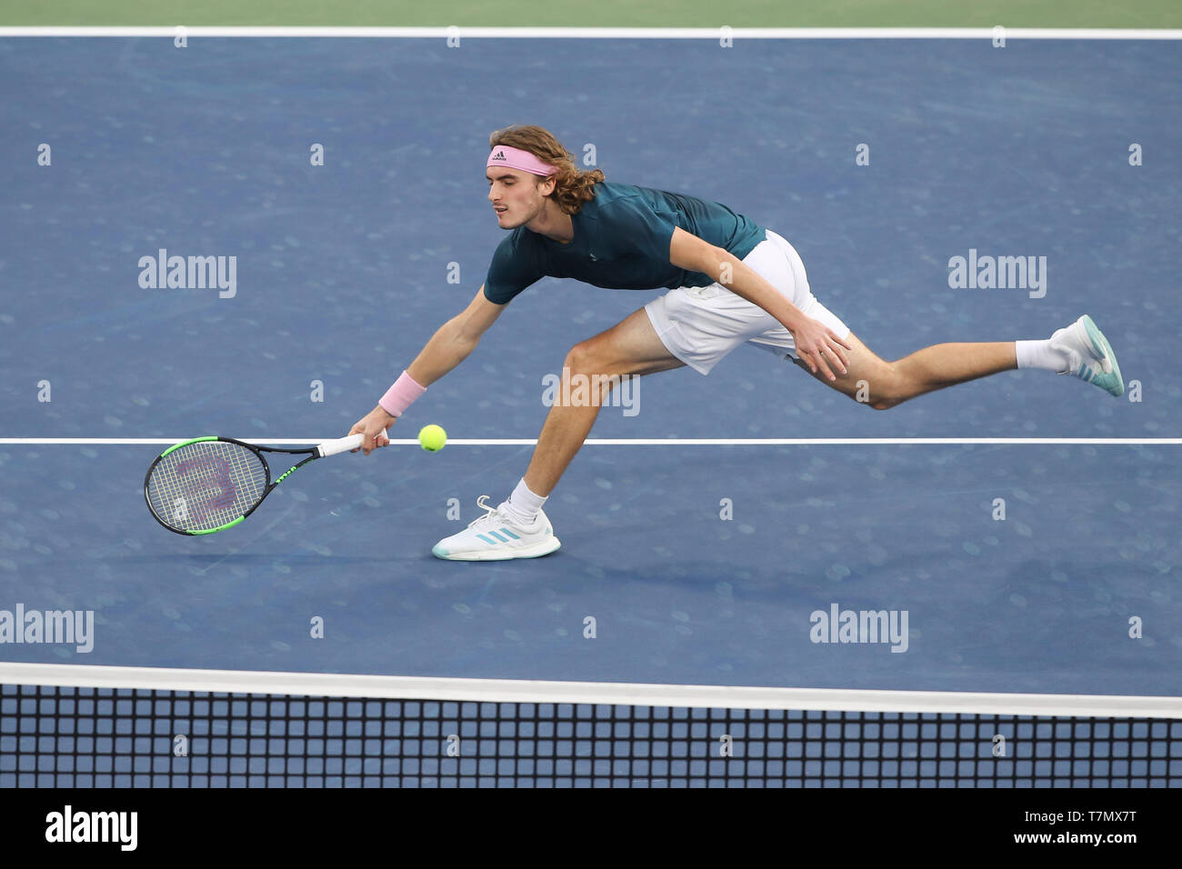 Jugador de tenis griego Stefanos Tsitsipas jugar durante los Campeonatos de Tenis de Dubai de 2019, Dubai, Emiratos Árabes Unidos. Foto de stock