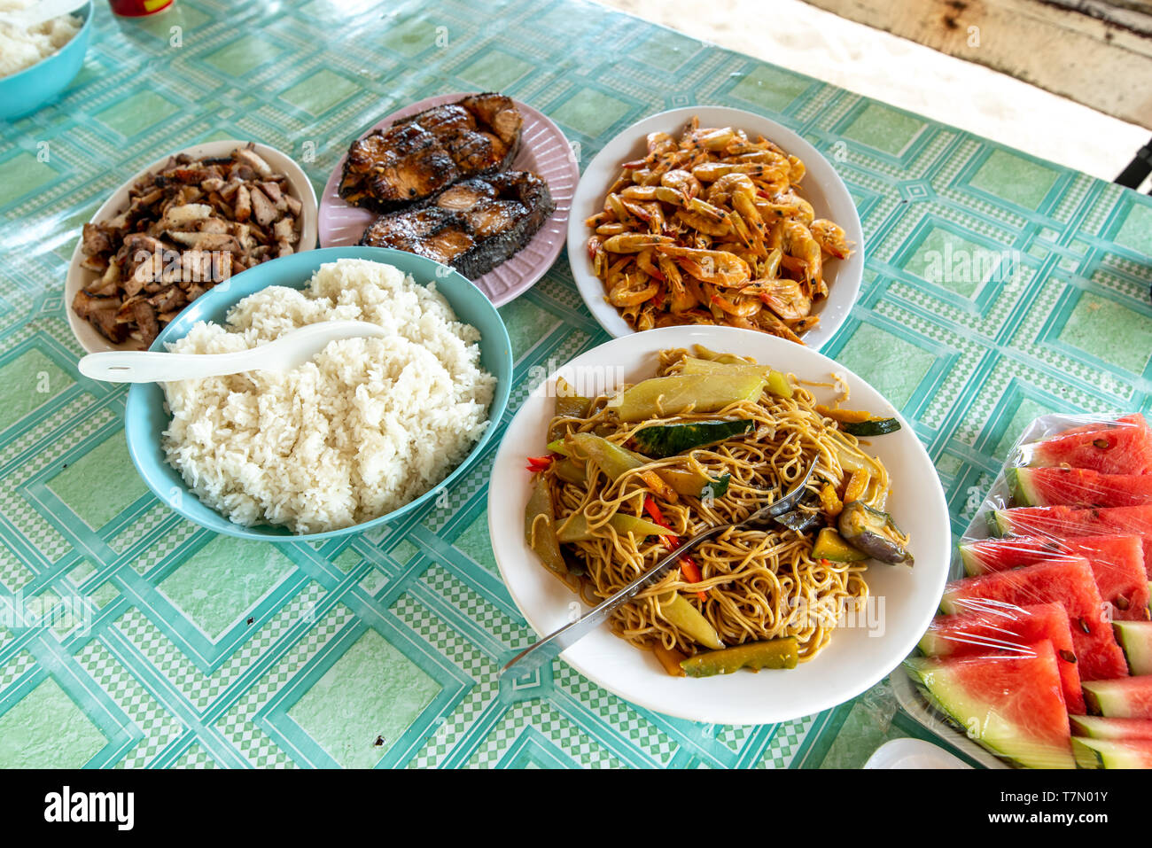 Comida popular filipina Pancit Canton, Pescado a la parrilla, cocinado al  vapor y camarón de horquilla Fotografía de stock - Alamy
