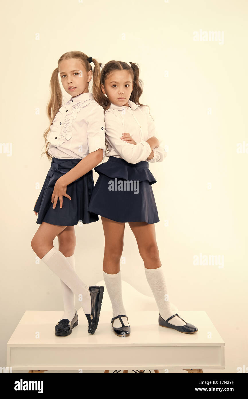 Moda escolar. kid moda para niñas en uniforme escolar. niñas aislado en  blanco Fotografía de stock - Alamy