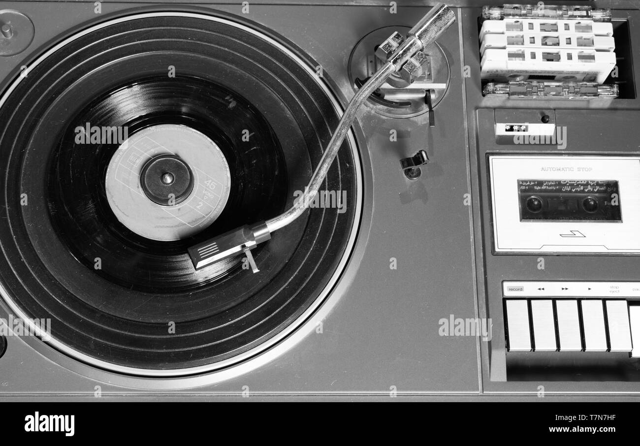 Esta es antigua y tocadiscos antiguos capturados en blanco y negro y usted  puede ver los arañazos y material antiguo del reproductor Fotografía de  stock - Alamy