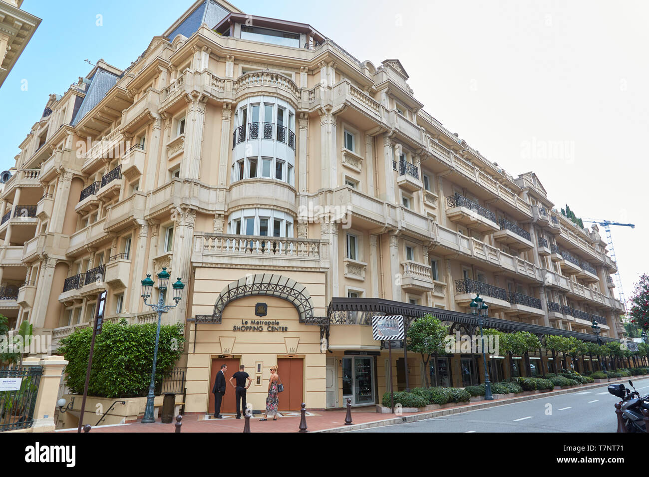MONTE CARLO, Monaco - Agosto 19, 2016: Le Metropole, edificio del centro comercial de lujo con gente en Montecarlo, Mónaco. Foto de stock