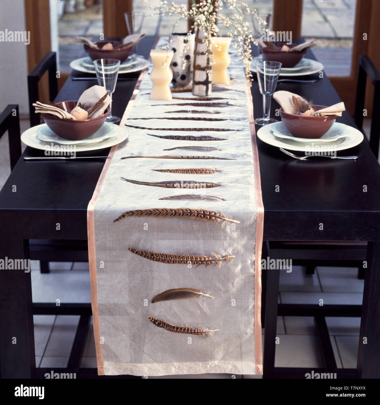 Tabla de organza runner adornadas con plumas en la tabla establecida para  el almuerzo Fotografía de stock - Alamy