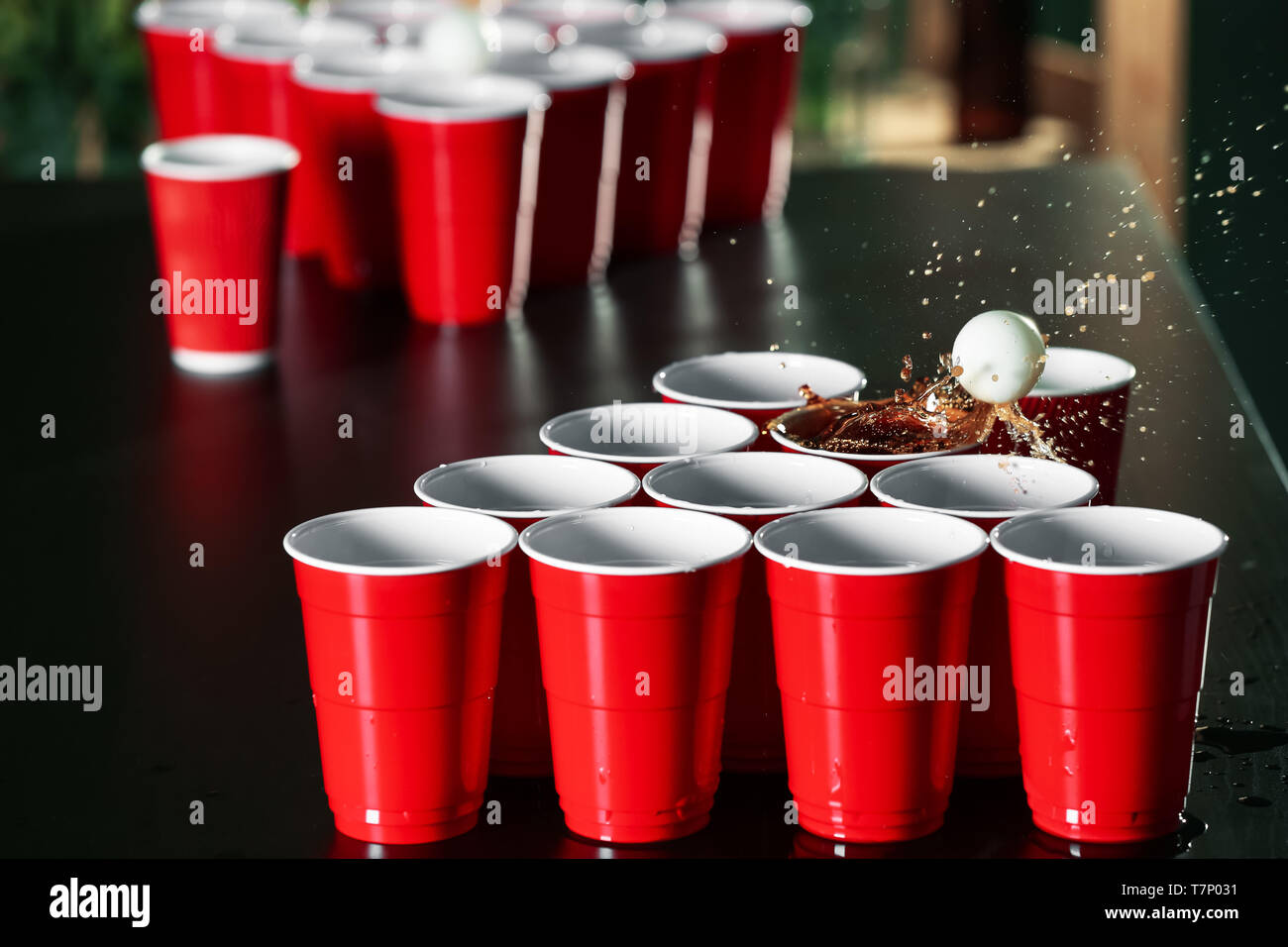 Bola de plástico y vasos de cerveza pong en la mesa de juego Fotografía de  stock - Alamy