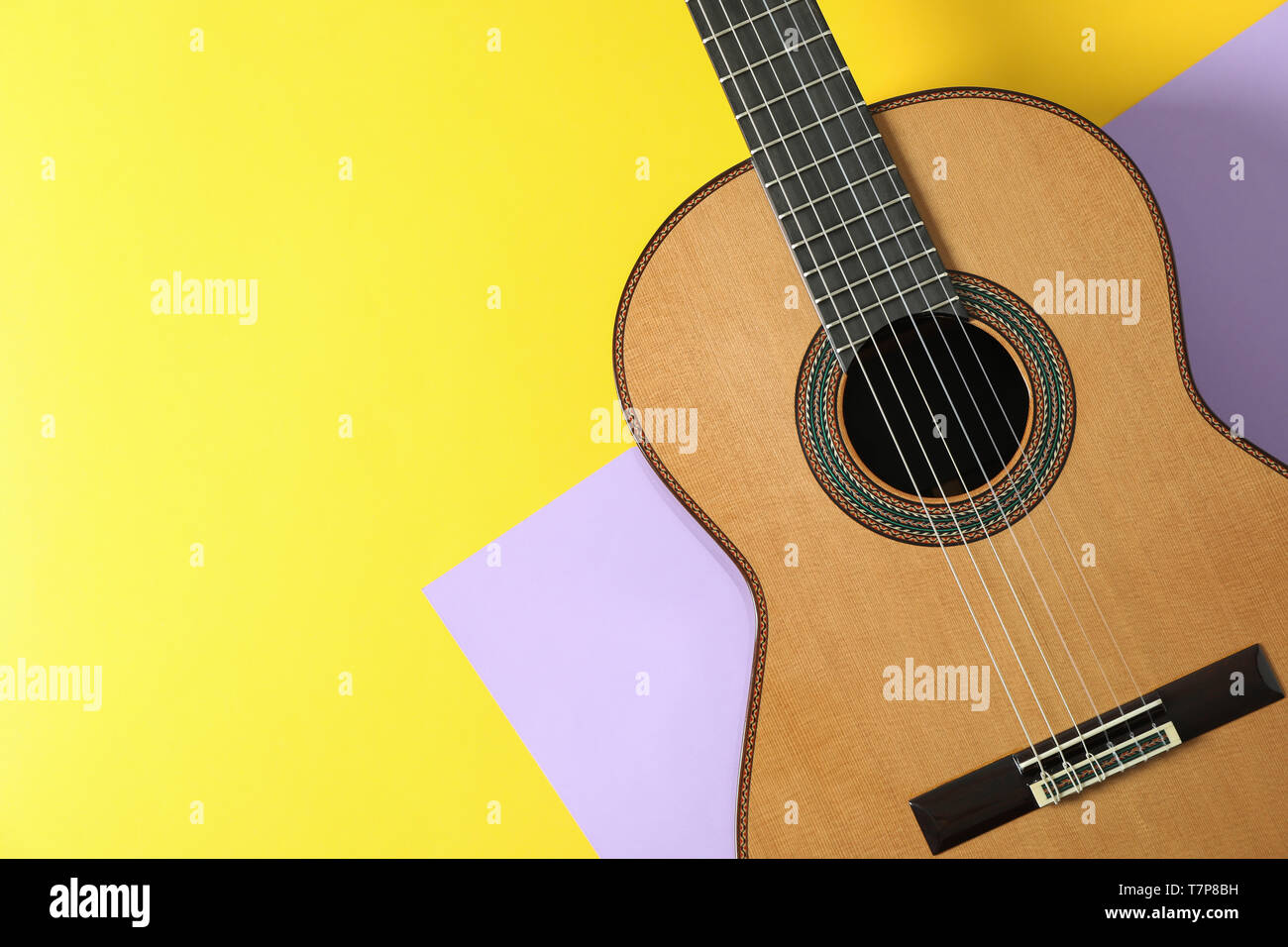 Hermosa Guitarra Clasica En Dos Tonos De Fondo Espacio Para El Texto Fotografia De Stock Alamy