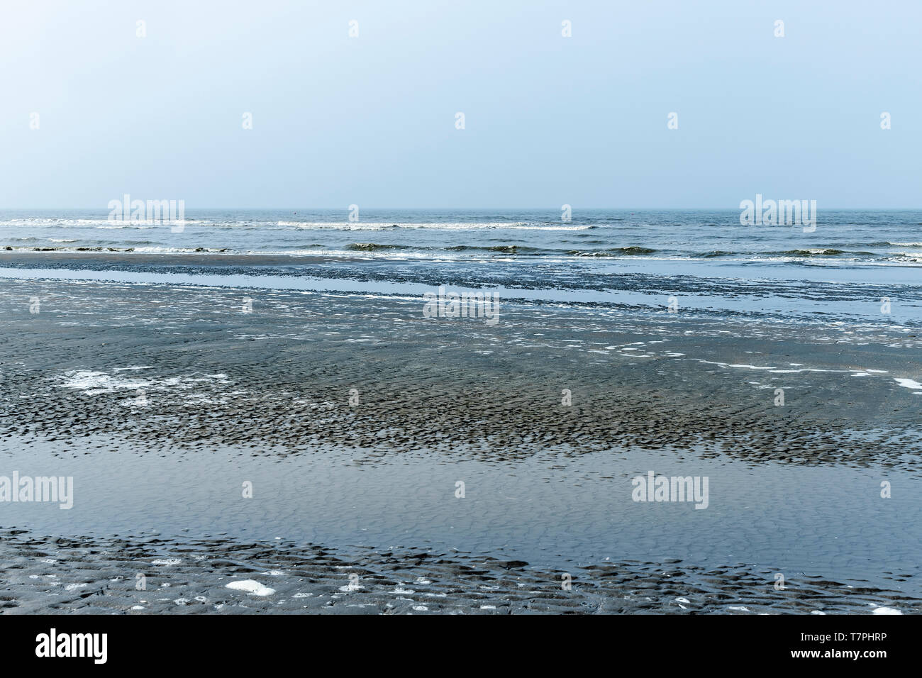 Hermosa vista al mar azulado con olas rodar en Foto de stock