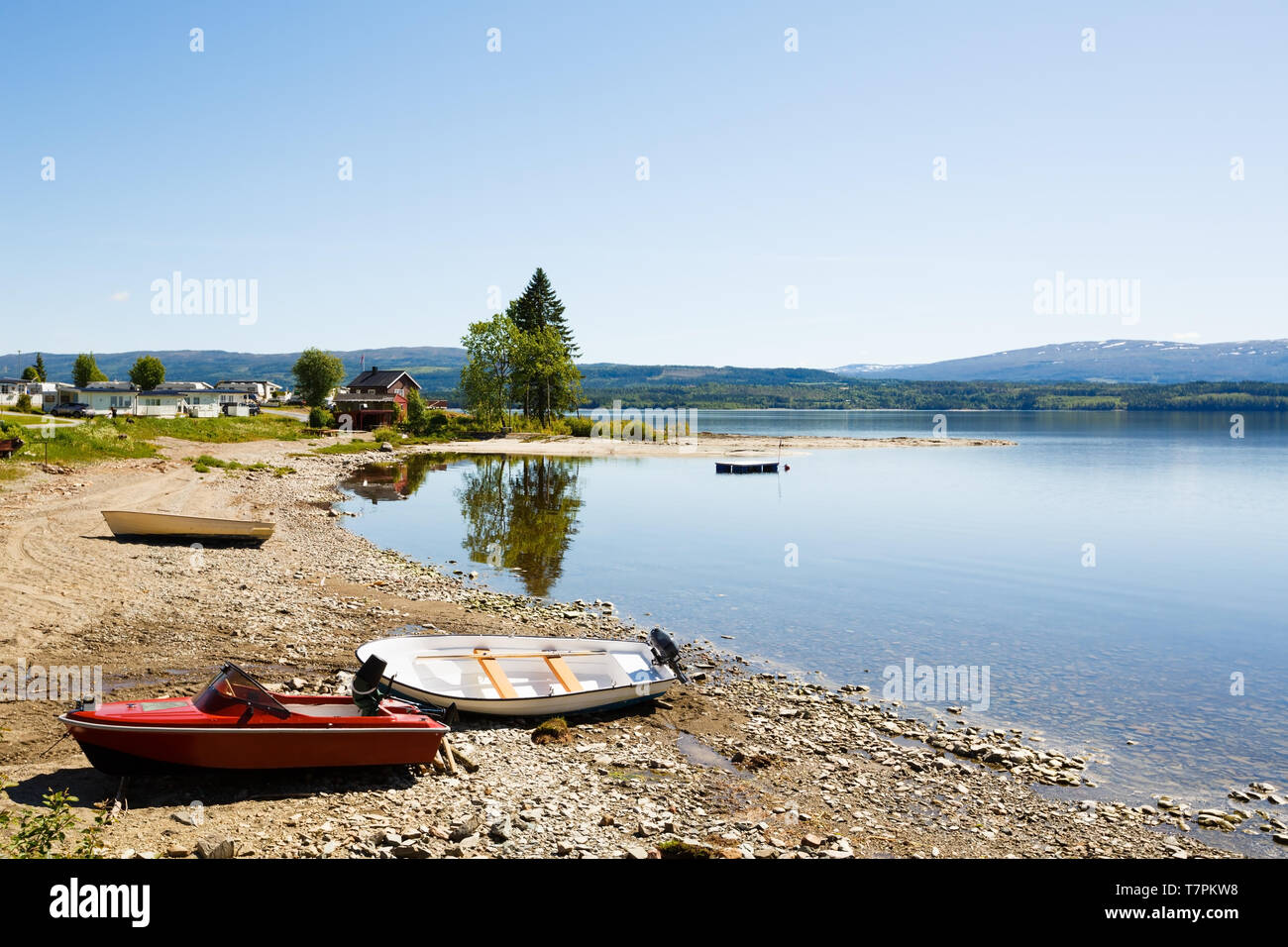 Paisaje con lugar de camping y lago en Noruega. Foto de stock