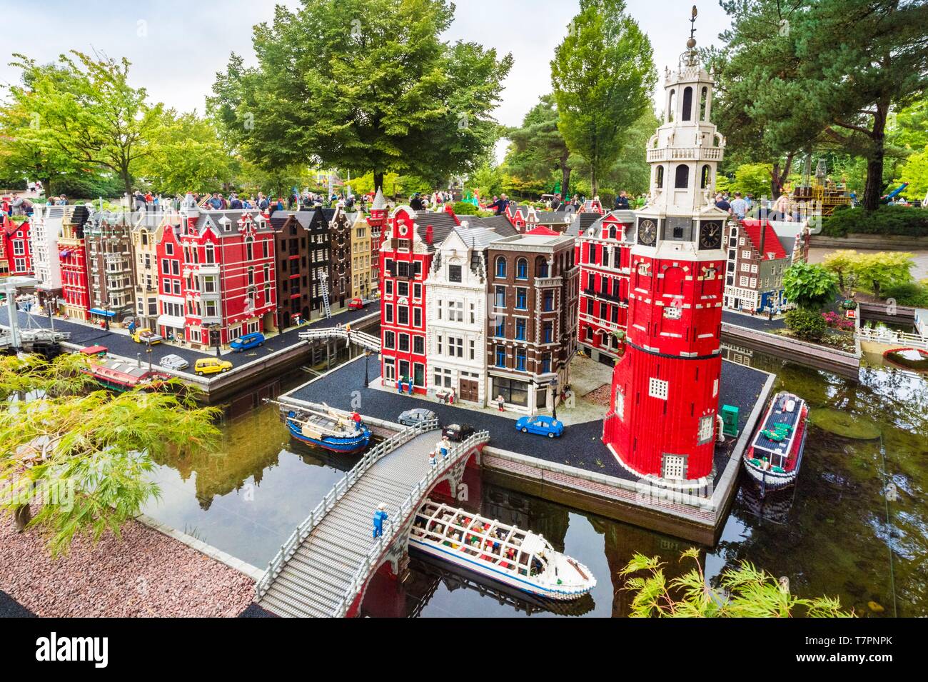Dinamarca, Jutlandia, Billund, Legoland® Billund es el primer parque  Legoland establecido en 1968, cerca de la sede de la compañía LEGO® (el  término Lego se deriva del danés leg godt significado juega