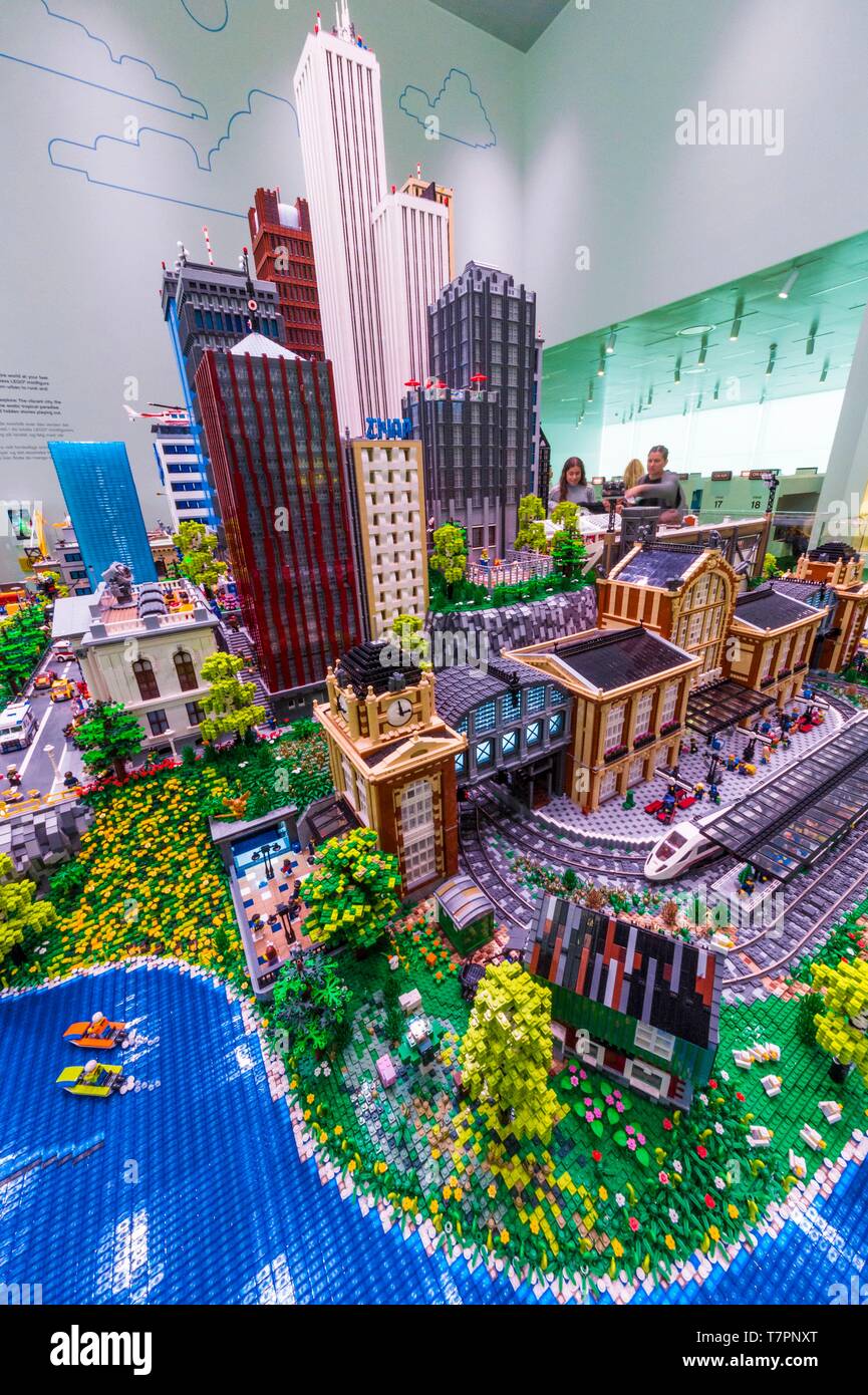 Dinamarca, Jutlandia, Billund, LEGO® House es el LEGO® centro experimental  para el público en general, con 25 millones de ladrillos disponible más de  12.000 m2 en seis zonas: la zona roja dedicada