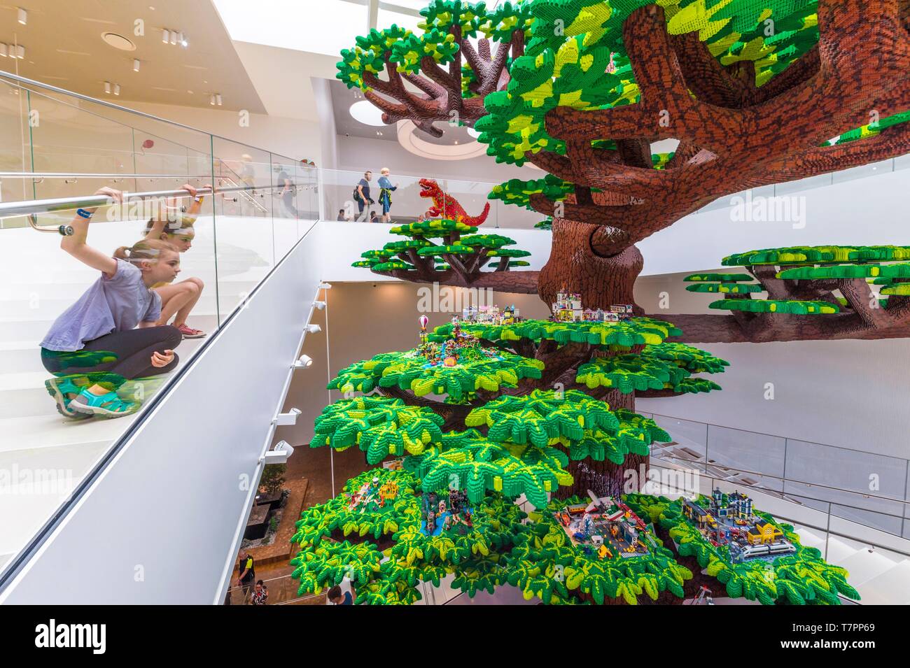 Dinamarca, Jutlandia, Billund, el árbol de la creatividad - escultura  monumental en la entrada de la casa de Lego, el LEGO® Centro de  experimentación para el público en general, con 25 millones