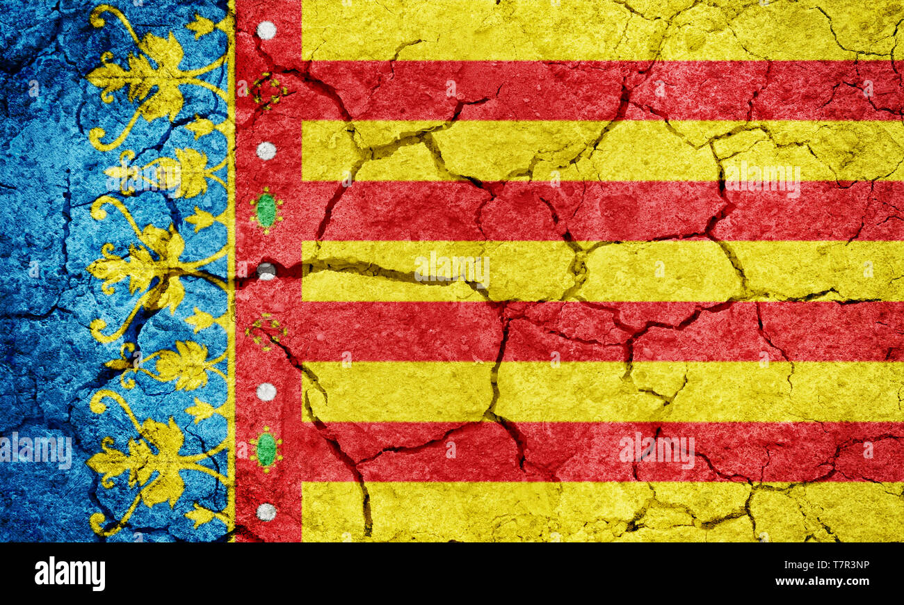 La bandera de la Comunidad Valenciana, comunidad autónoma de España, en tierra seca textura del fondo Foto de stock