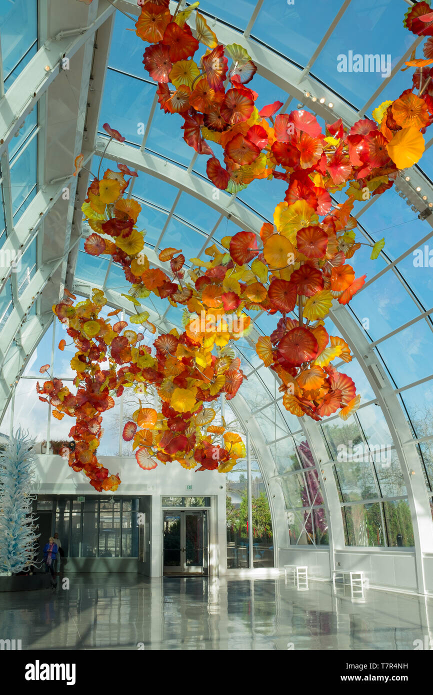 Seattle, Washington, Estados Unidos, 15 de diciembre de 2015: En el interior de la aurícula Chihuly increíble mostrando hermosas obras de arte de vidrio soplado se asemeja a las flores y pétalos Foto de stock
