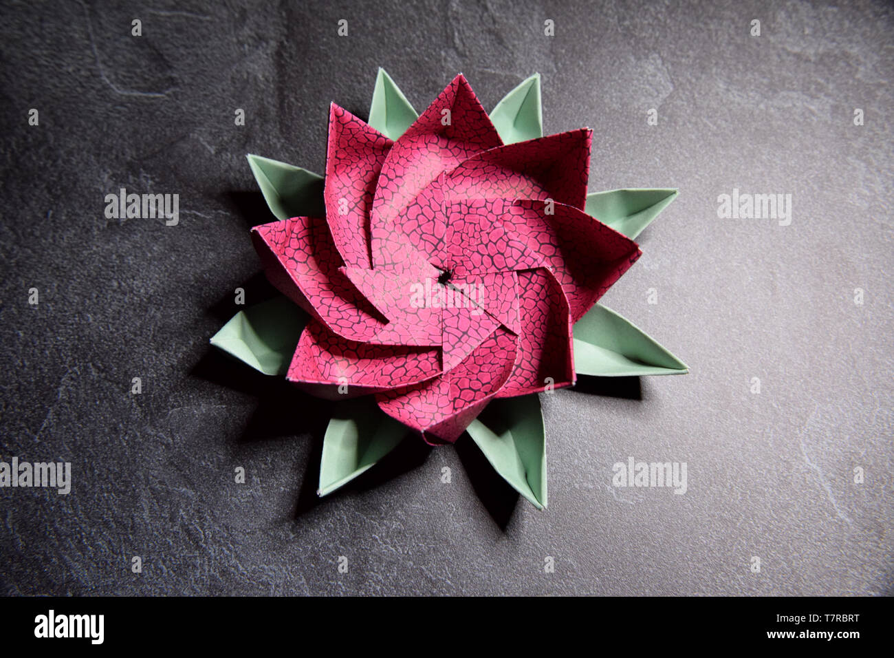 Rosa Flor De Loto De Origami Ars Y Artesania Arte Sobre Papel Texturado Backgrund De Piedra Fotografia De Stock Alamy