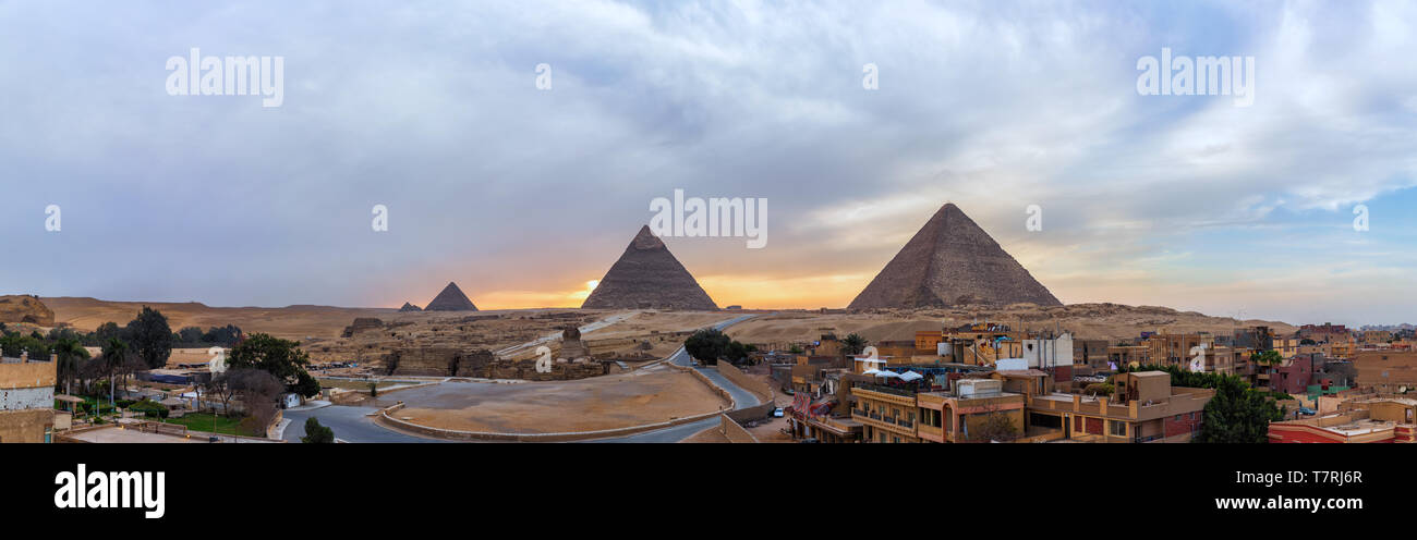 Panorama de las pirámides de Giza y edificios, Egipto Foto de stock