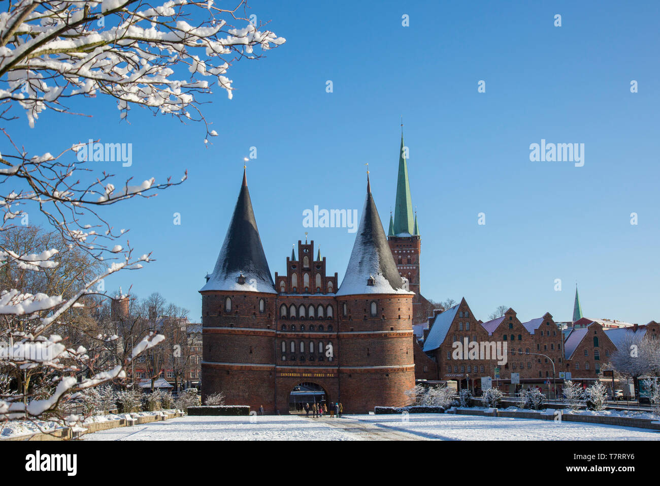 La ciudad gótica de ladrillo Holstentor gate/ Holstein Gate en la ciudad hanseática de Lübeck en invierno, Schleswig-Holstein, Alemania Foto de stock