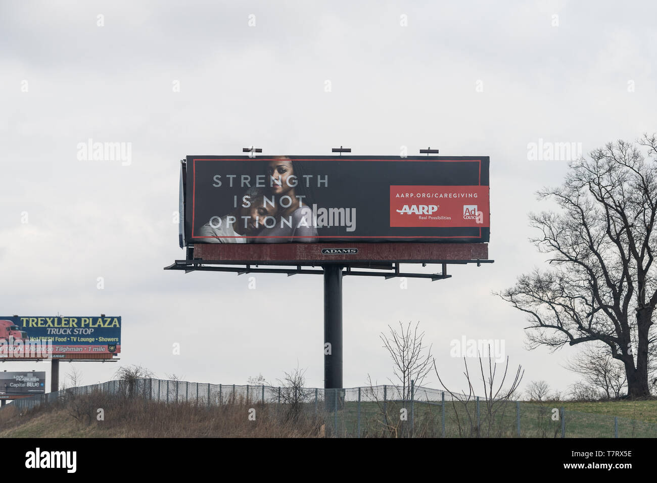 Hamburgo, USA - Abril 6, 2018: la autopista 78 en Pennsylvania road con vallas de publicidad signo de AARP Foto de stock