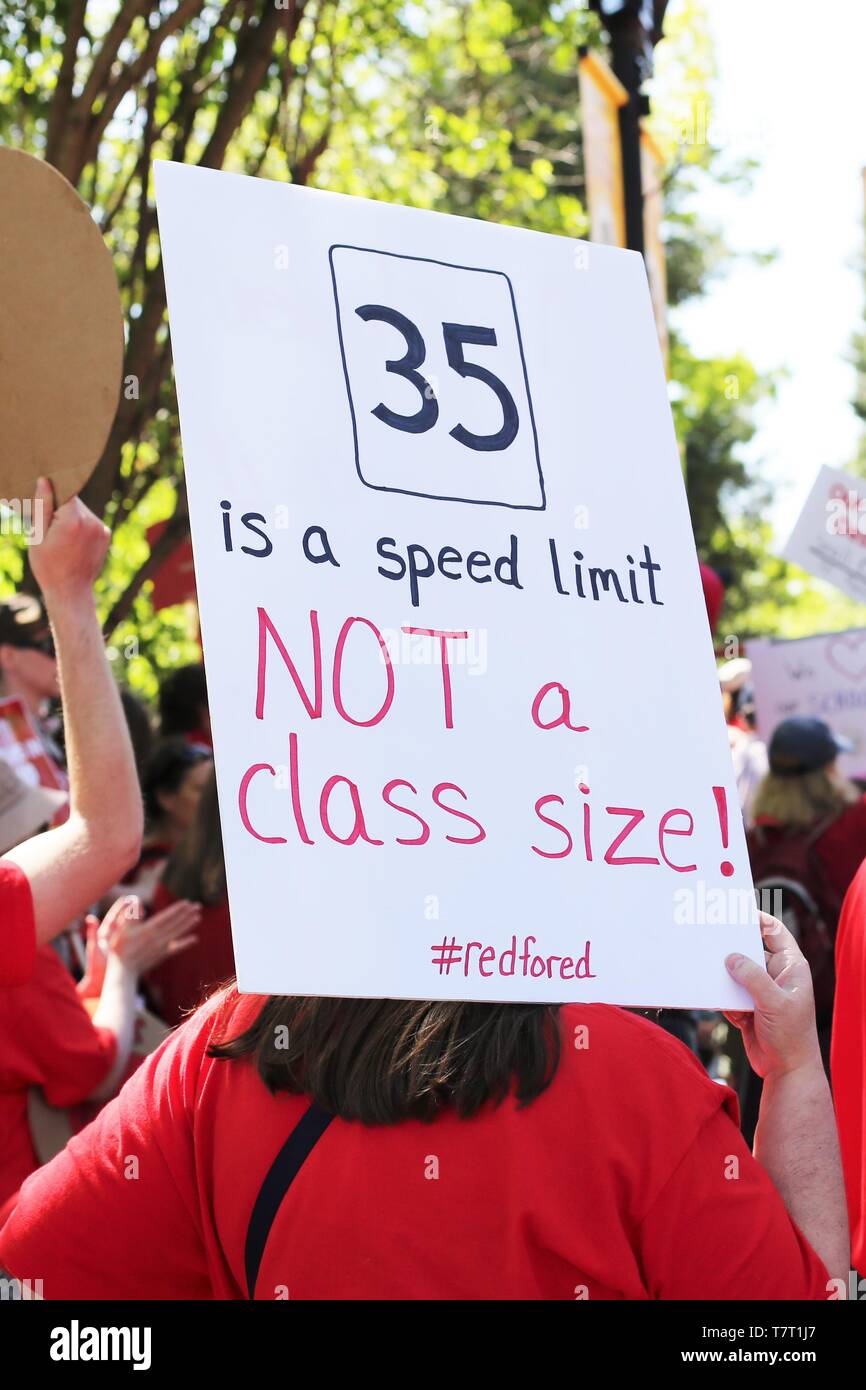 Los educadores y simpatizantes se reúnen para un rallye durante un profesor Walkout en Eugene, Oregon, USA. Foto de stock