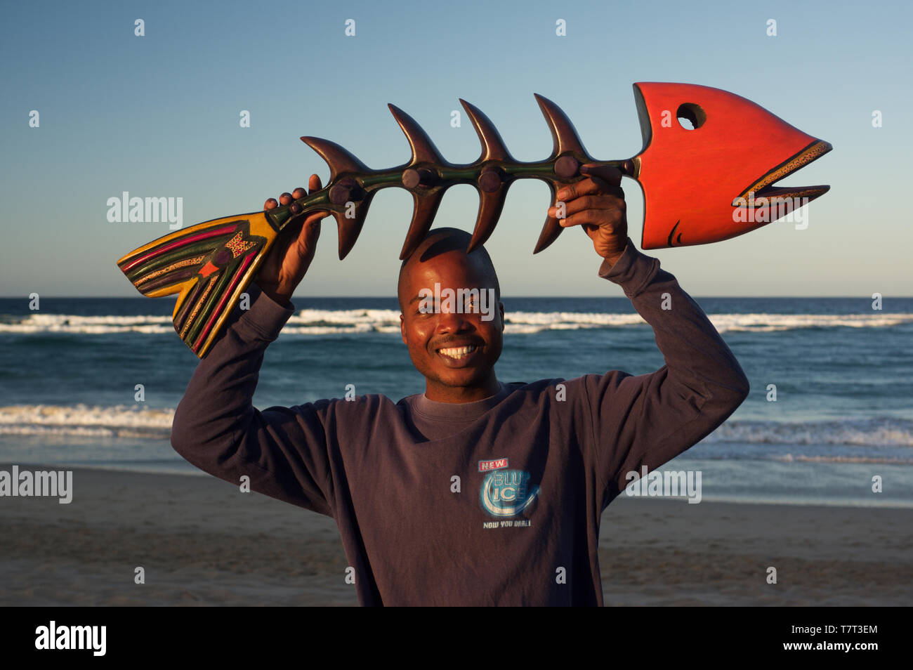Hombre sujetando un local tallada de pescado en la playa de Ponta de Ouro, Mozambique Foto de stock