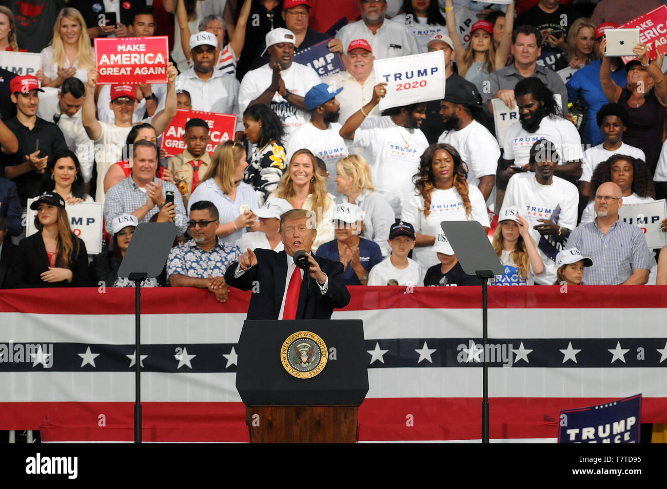 Florida, EE.UU. 08 Mayo, 2019. El Presidente de Estados Unidos, Donald Trump se dirige a sus partidarios a hacer de Estados Unidos un gran nuevo rally a Aaron Bessant Park Amphitheatre el 8 de mayo de 2019 en Panama City Beach, Florida. Crédito: Paul Hennessy/Alamy Live News Foto de stock