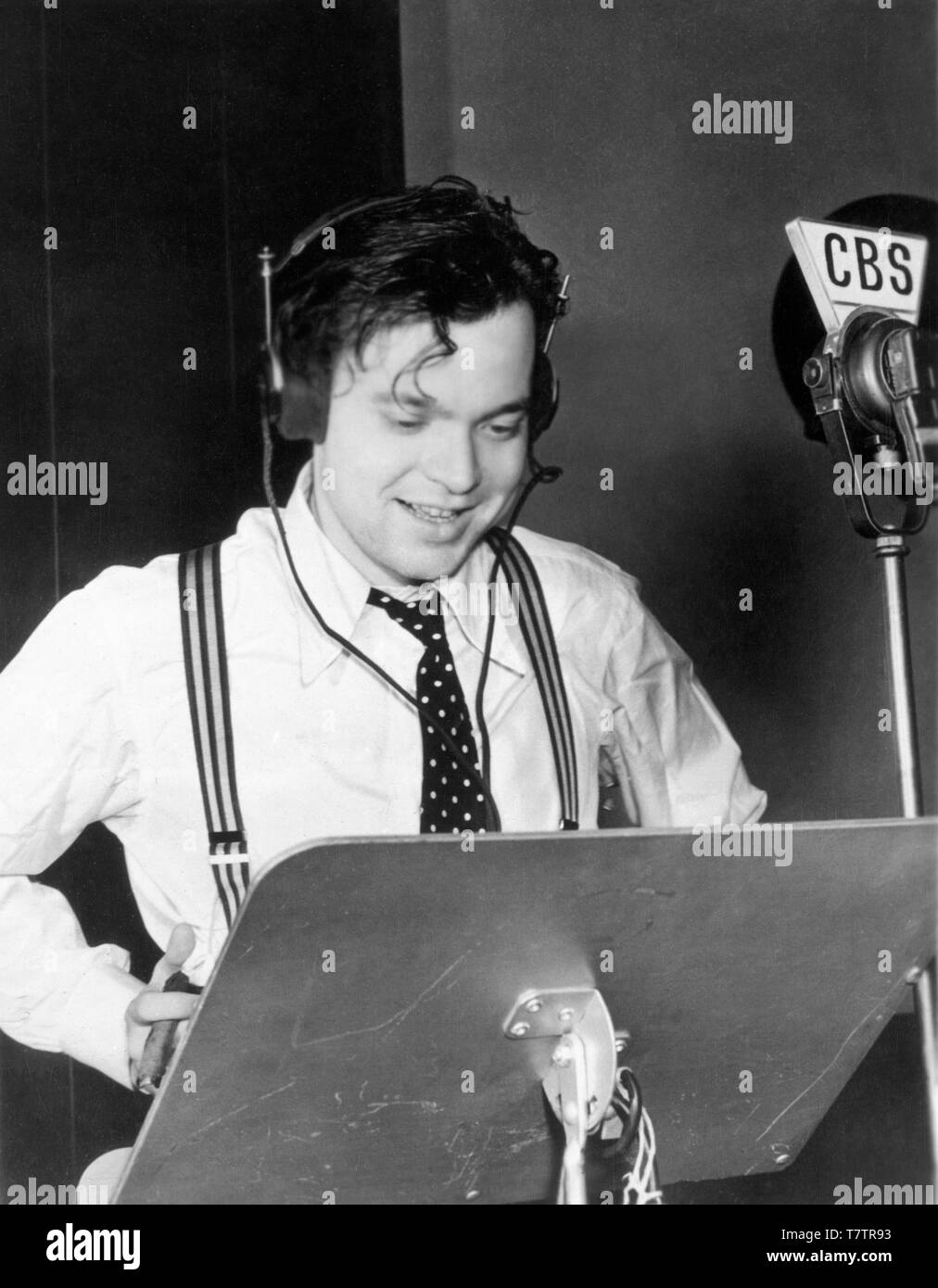 ORSON WELLES 1938 CBS radio difusión en Mercury Theatre de micrófono en el  aire Columbia Broadcasting System Foto Fotografía de stock - Alamy