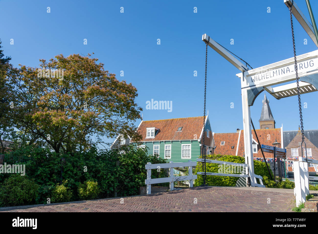 Puente levadizo Wilhelmina en Marken, Países Bajos Foto de stock