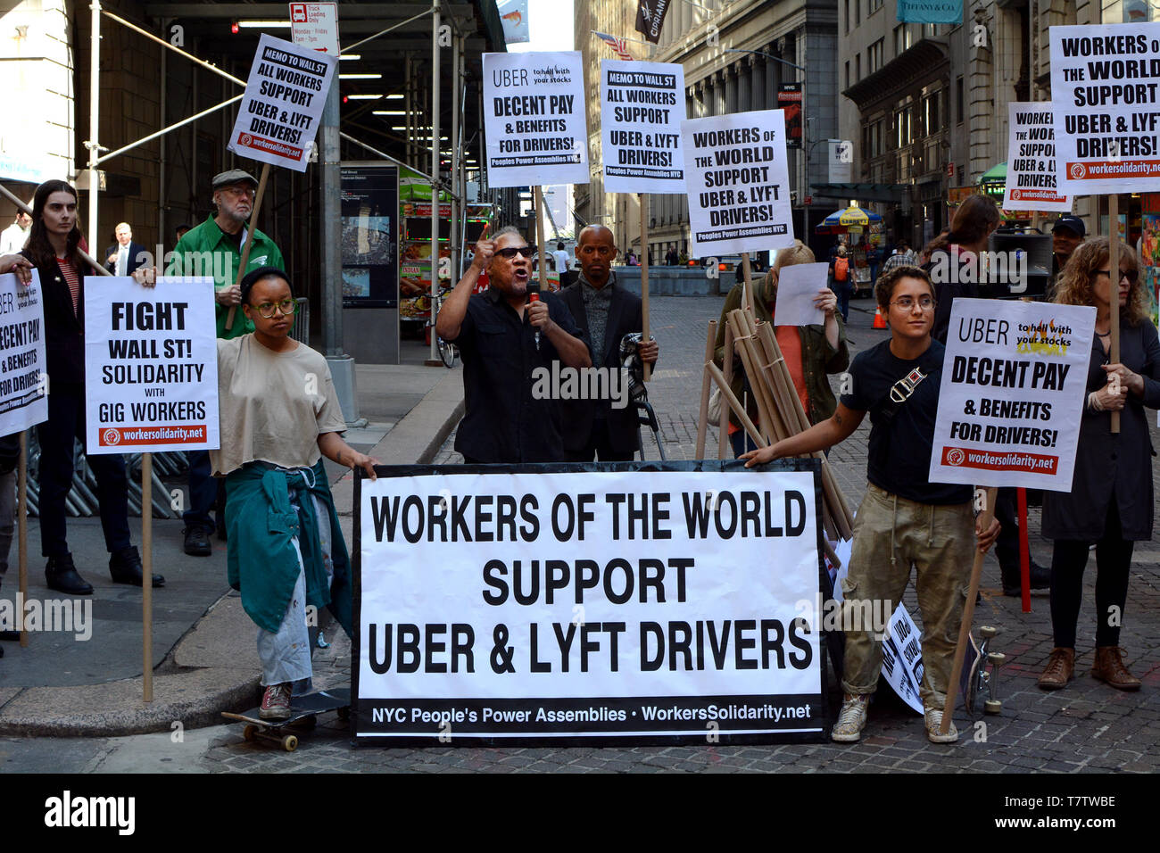Uber y controladores Lyft con signos en huelga y protestando fuera de la Bolsa de Nueva York a 26 Wall Street en Nueva York, NY, EE.UU. el 8 de mayo, 2019 Foto de stock