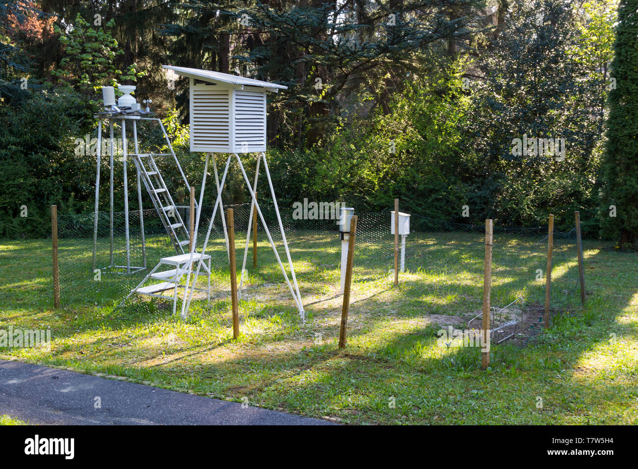 Estacion Meteorologica En El Jardin Botanico De La Universidad De Sopron Hungria Fotografia De Stock Alamy