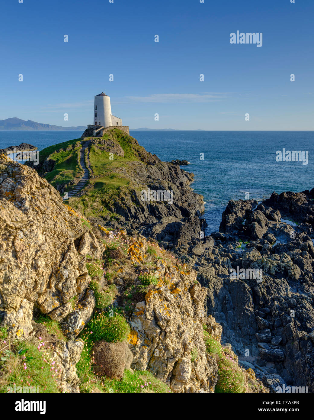 Llanddwyn, Gales - Mayo 1, 2019: Twr Mar faro en la isla Llanddwyn off Anglesey, Gales, Reino Unido Foto de stock