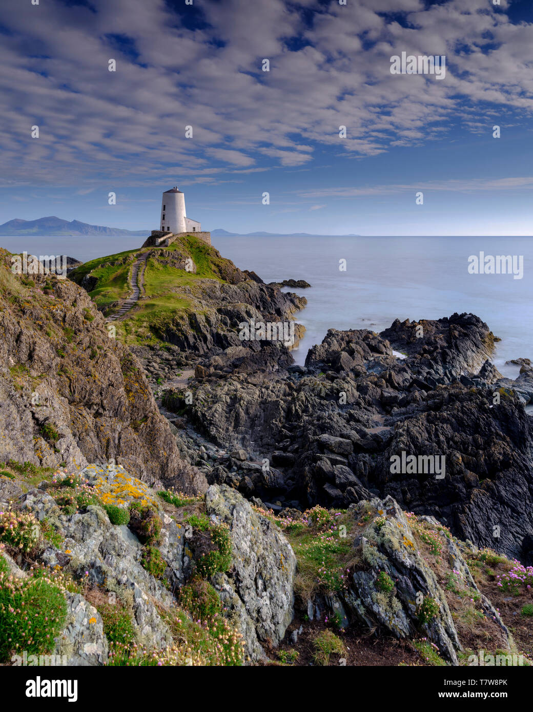 Llanddwyn, Gales - Mayo 1, 2019: Twr Mar faro en la isla Llanddwyn off Anglesey, Gales, Reino Unido Foto de stock