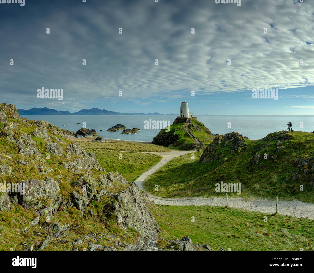Llanddwyn, Gales - Mayo 1, 2019: Twr Mar faro en la isla Llanddwyn off Anglesey, Gales, Reino Unido Foto de stock