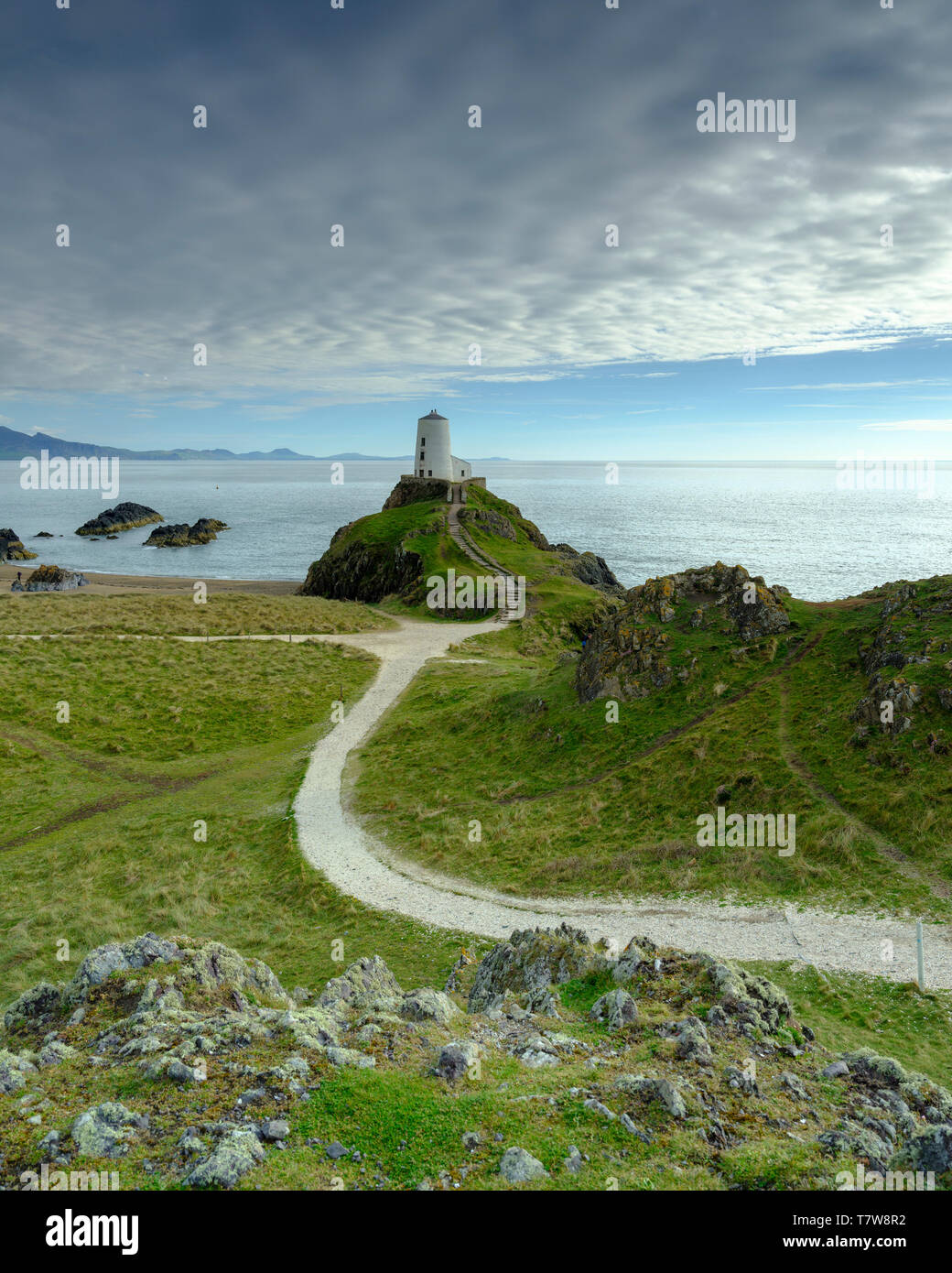 Llanddwyn, Gales - Mayo 1, 2019: Twr Mar faro en la isla Llanddwyn off Anglesey, Gales, Reino Unido Foto de stock
