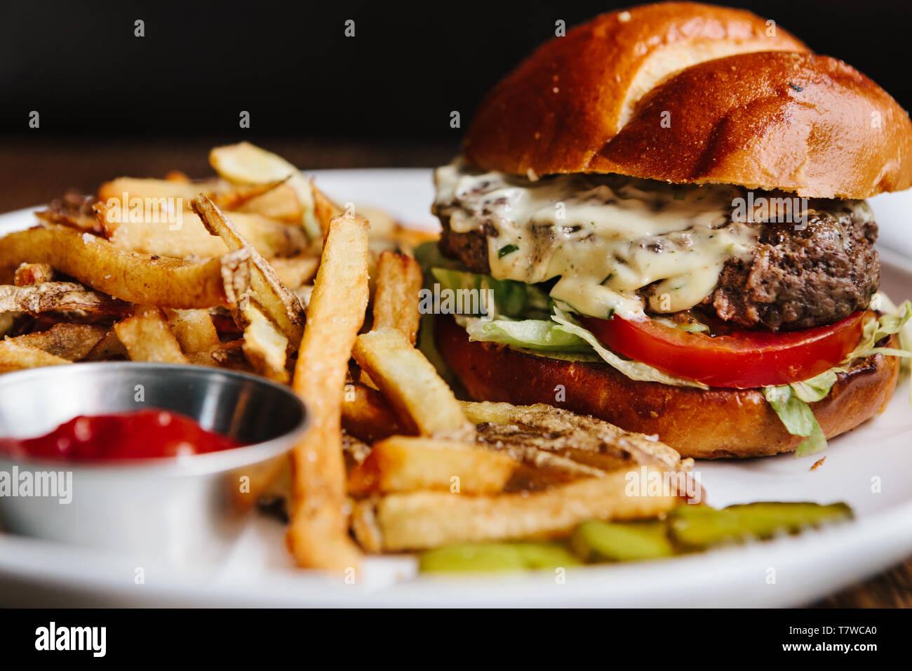 La chalota estragón Cheeseburger con patatas fritas, chapado de calidad restaurante Foto de stock