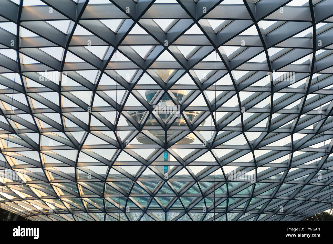 28.04.2019, Singapur, República de Singapur, Asia - Vista de la Torre de Control del Aeropuerto de Changi desde el interior de la nueva joya de terminal. Foto de stock