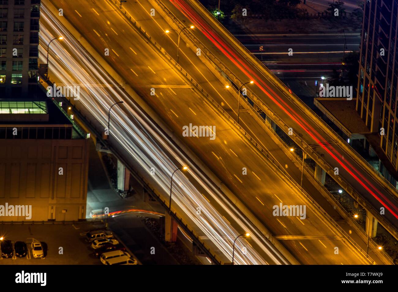 Disparo aéreo de la carretera urbana por la noche Foto de stock