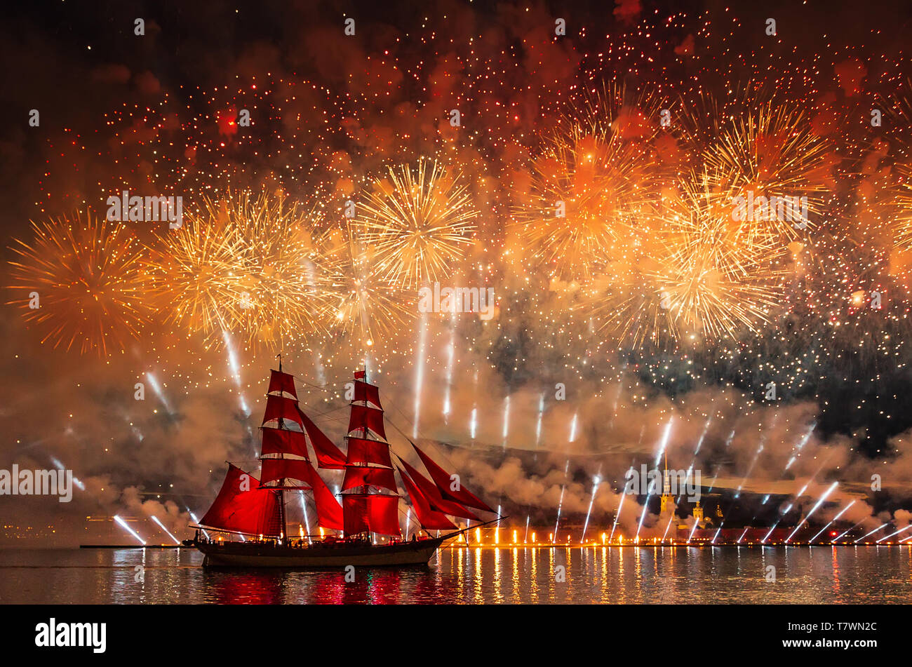 San Petersburgo, Rusia - Junio 24, 2018: vacaciones para los graduados de  la escuela velas escarlata mostrar durante el Festival de las Noches Blancas  Fotografía de stock - Alamy