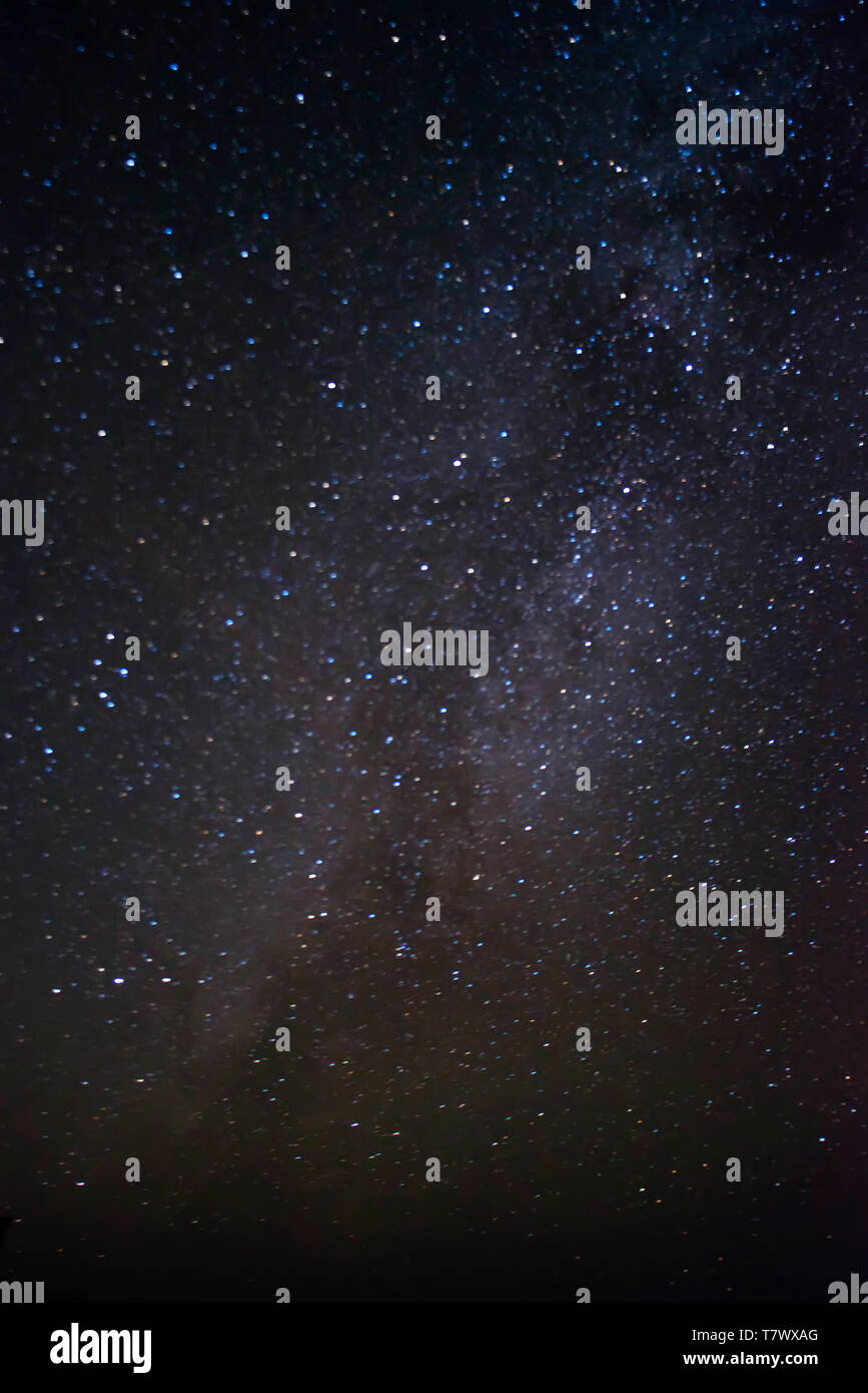 Misterioso cielo estrellado, Vía Láctea en la noche. Foto de stock