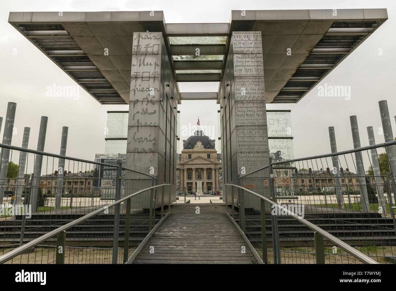 Francia, Paris, el muro de la Paz, situado en el Champ-de-Mars para la conmemoración del año 2000, La estructura consta de 12 paneles de vidrio. Foto de stock