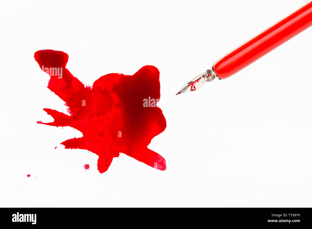 Vista superior del plumín rojo sobre rojo mancha de tinta de bolígrafo  sobre papel blanco Fotografía de stock - Alamy