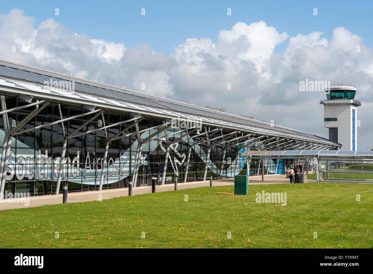 Londres Southend Aeropuerto edificio terminal y torre de control del tráfico aéreo, Southend on sea, Essex, Reino Unido. Espacio para copiar Foto de stock